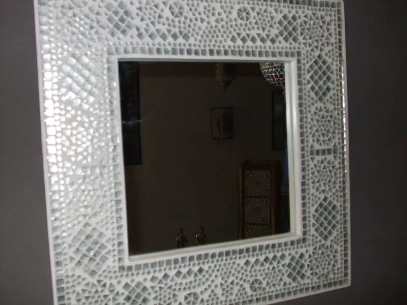 Tijdelijk Beschikbaar Oosterse spiegel wit glas mozaïek met houten frame