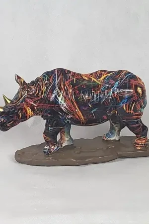 Op = Op Gekleurd harsbeeldje van een neushoorn