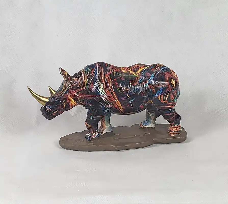 Op = Op Gekleurd harsbeeldje van een neushoorn