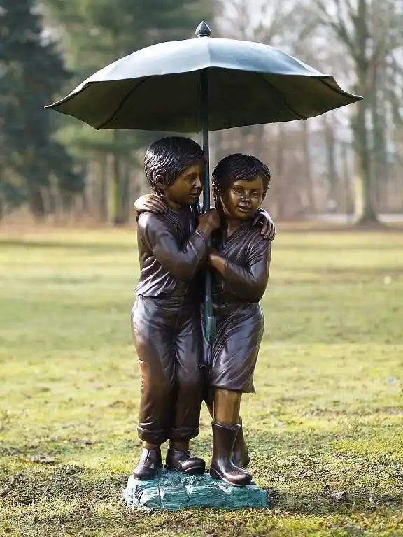 Op = Op Beeld brons kinderen onder paraplu groot