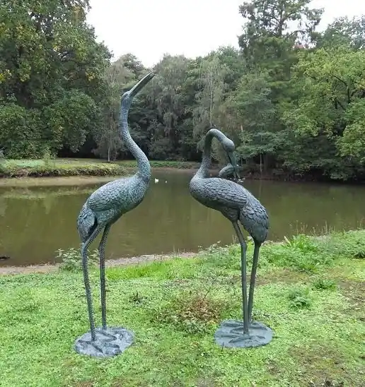 Beeld brons krabbende reiger Alleen Vandaag