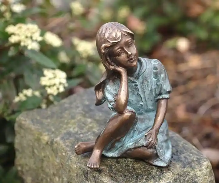 Beeld brons meisje met hand onder gezicht Goedkoop