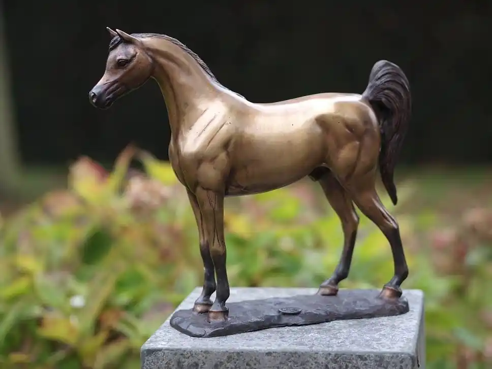 Populair Beeld brons paard met staart omhoog