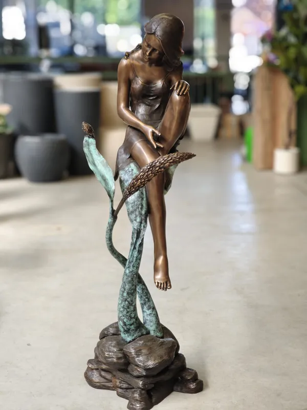 Bronzen beeld jonge vrouw op blad 133cm Express Levering