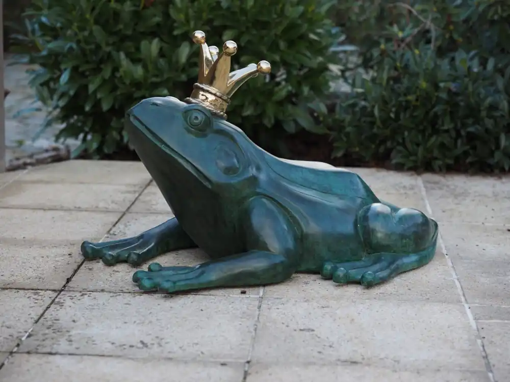 Bestel Nu Bronzen beeld kikker met kroon 80cm