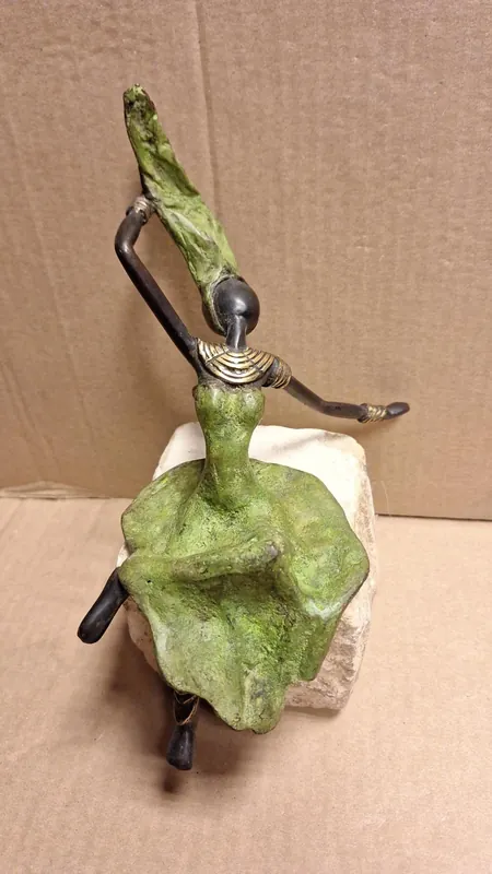 Korting Bronzen beeld Vrouw met hangende benen groen 21cm