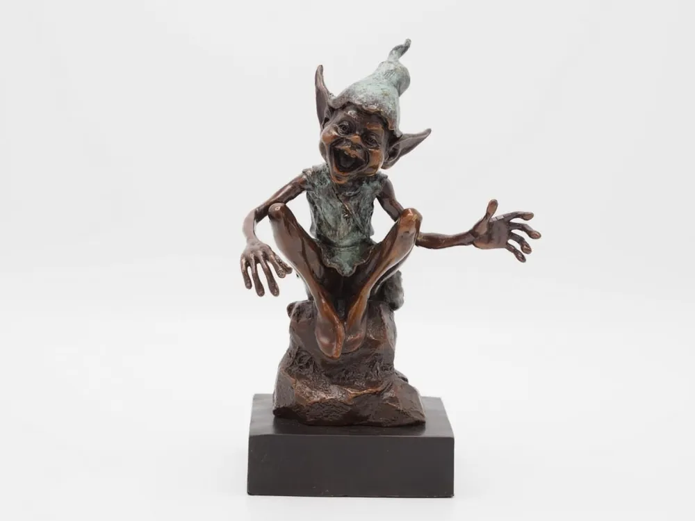 Bronzen beeld fantasie figuur zittend op een steen Hete Deal