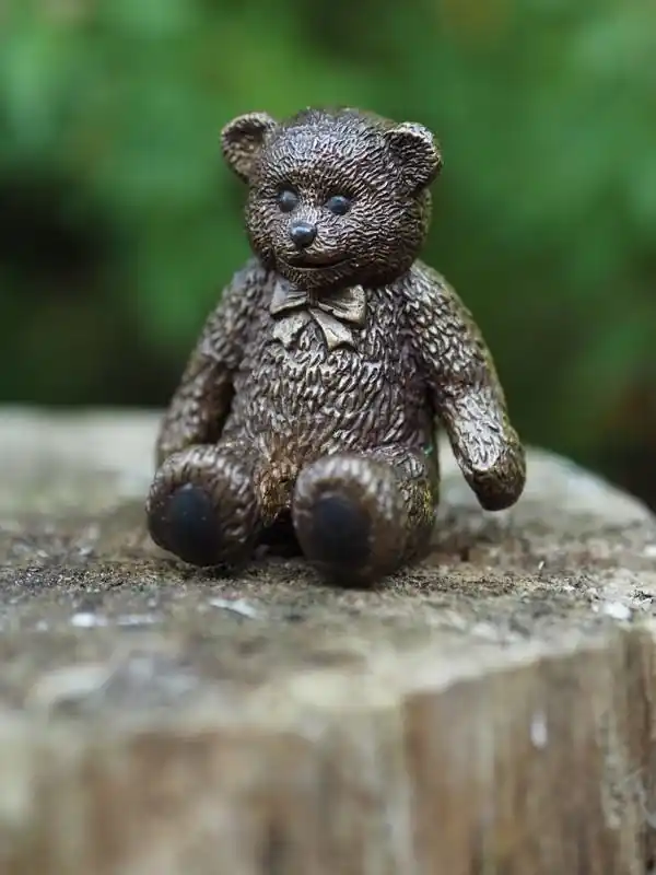 Op = Op Bronzen kleine teddybeer 8cm