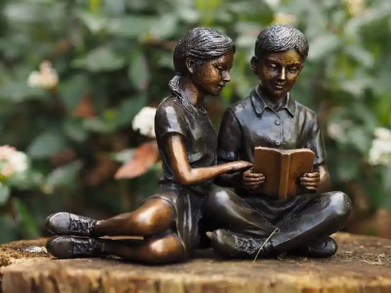 Merkproduct Bronzen lezend kinderpaar
