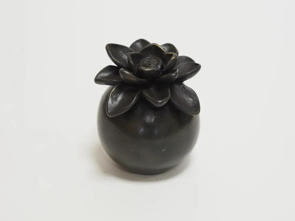 Gereduceerde Prijs Bronzen mini urn met bloempje 7cm
