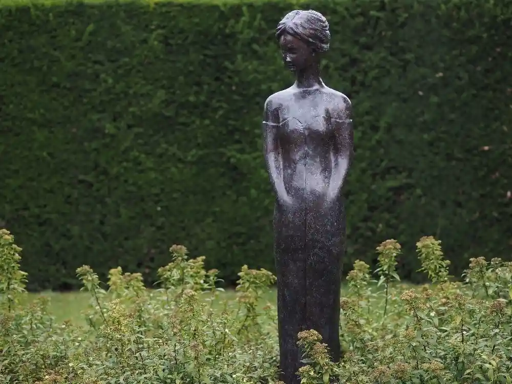 Nieuw Bronzen moderne vrouw