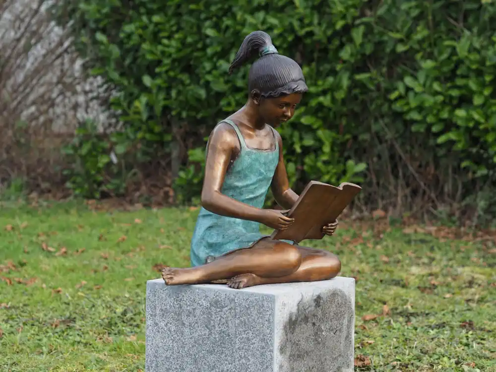 Bronzen beeld Lezend meisje groot Betrouwbaar