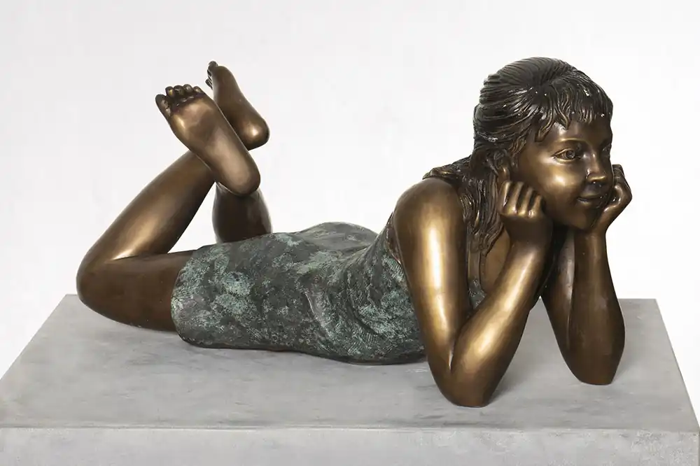 Bronzen beeld meisje liggend op buik brons 62cm Koopje