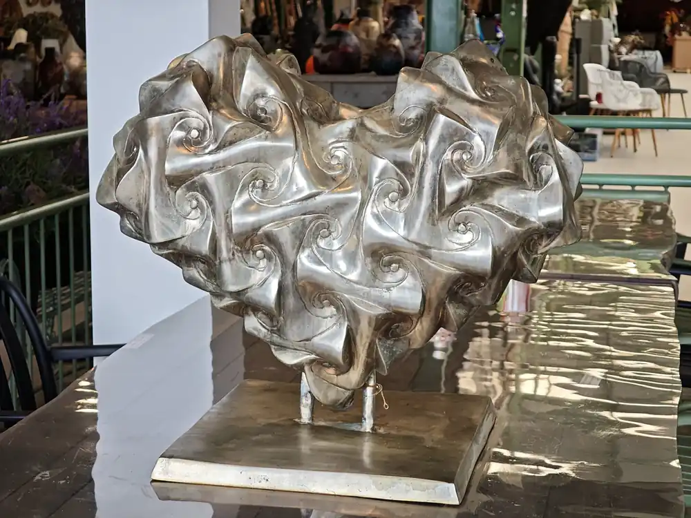 Hoge Kwaliteit Bronzen beeld sierlijk hart op voet 60cm