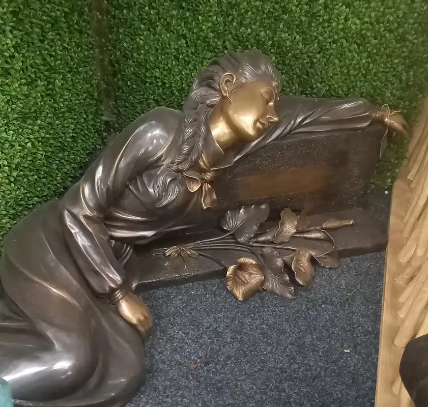Nu Kopen Bronzen beeld Vrouw liggend aan graf