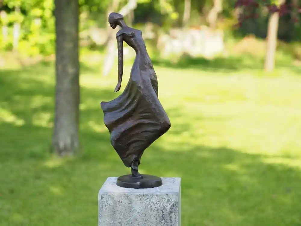 Moderne vrouw achterover gebogen Flitsaanbieding