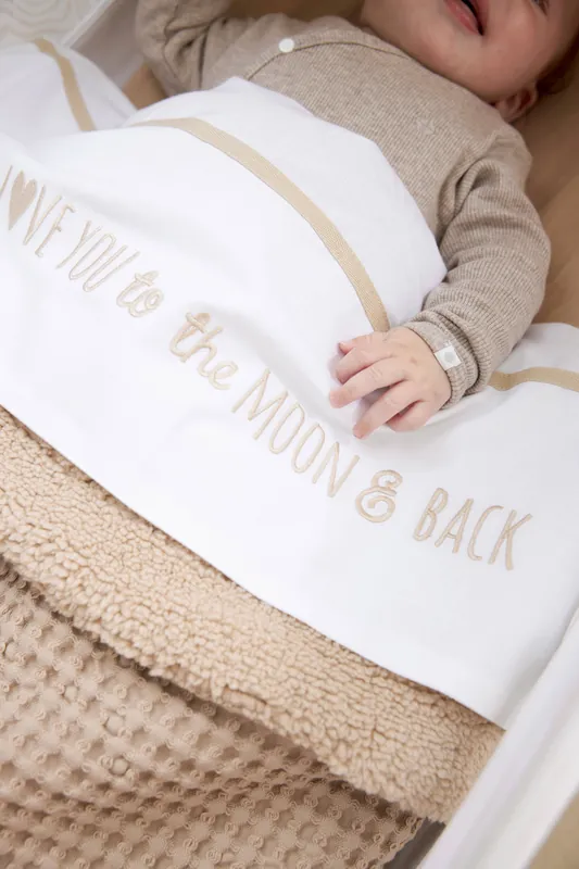 Tijdelijk Beschikbaar Meyco baby wieglaken ‘Love you to the moon & back‘ sand