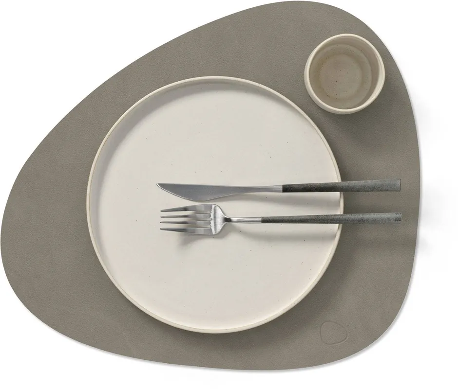 Bestel Nu LIND DNA LIND DNA Placemats Nupo - Leer - Flint Grey - Curved - 44 x 37 cm - 2 Stuks